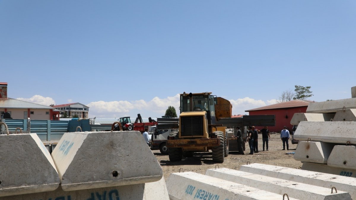 Ağrı İl Özel İdaresi çiftçiye sıvat desteğinde bulundu