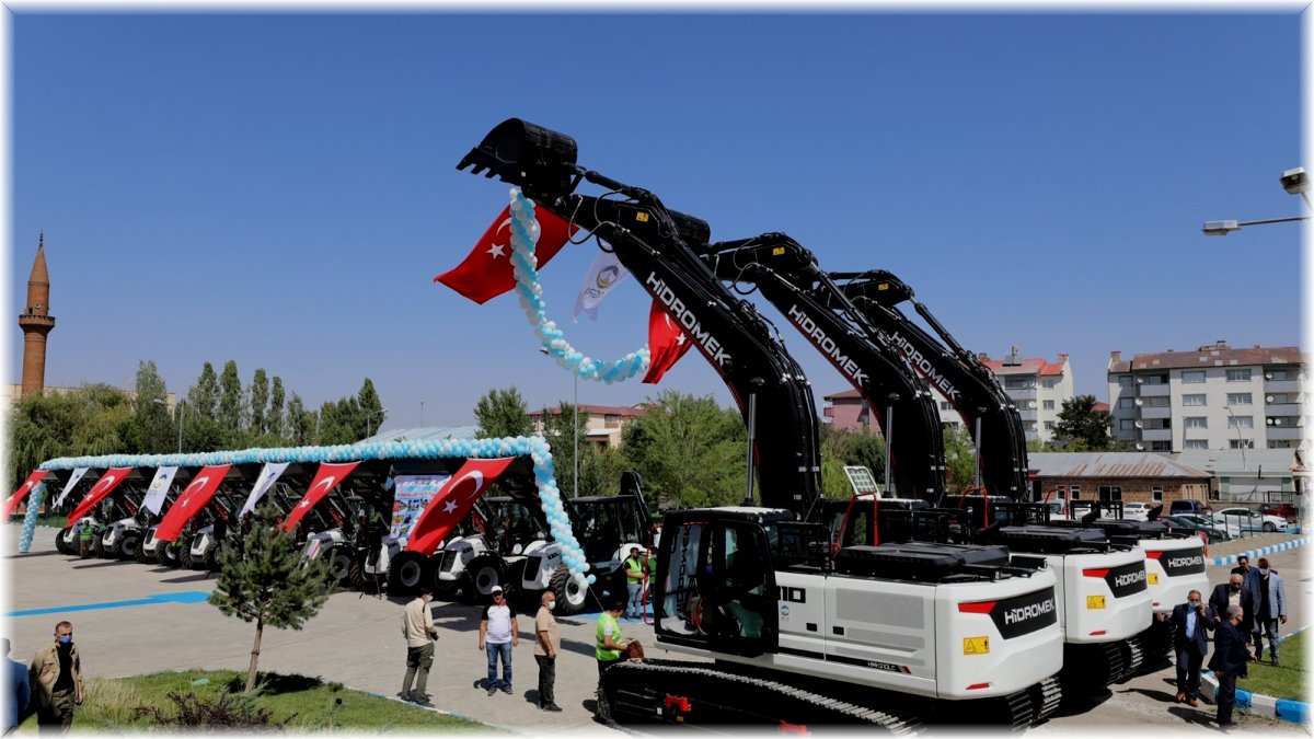 Ağrı İl Özel İdaresi filosuna 12 yeni iş makinası katıldı, araç sayısı 176’ya çıktı
