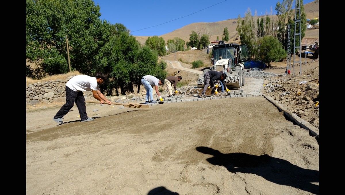 Ağrı İl Özel İdaresi Karlıca'ya 5 Bin Metrekare Parke, Bozkaş'a 2,4 Kilometre Asfalt Yaptı