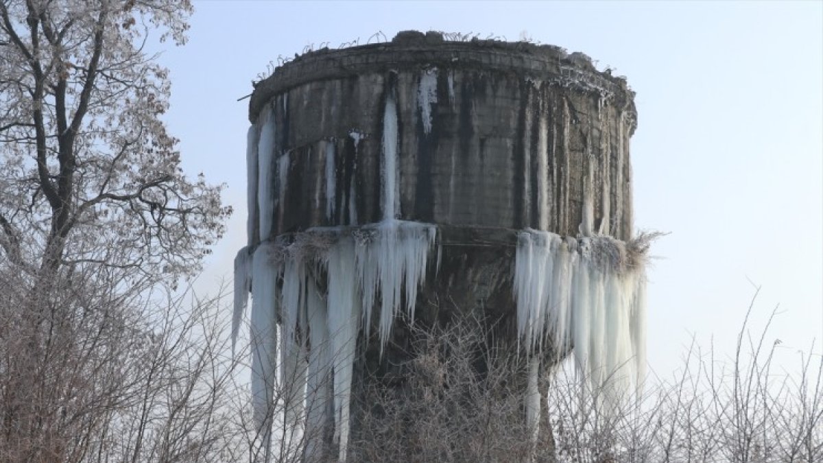 Ağrı ile Erzurum'da dondurucu soğuklarla nehir ve dereler buzla kaplandı