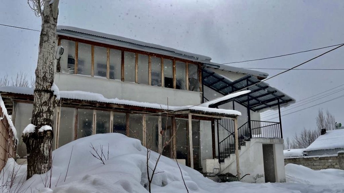 Ağrı ilkbaharda yeniden beyaza büründü