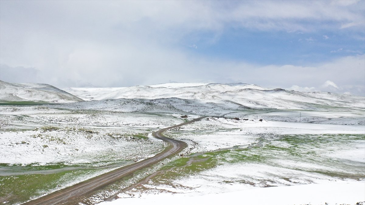 Ağrı'ın yüksek kesimleri yeniden karla kaplandı