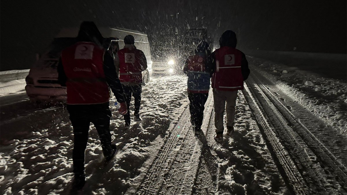 Ağrı-İran kara yolu ulaşıma kapandı: Diyadin’de tırlar saatlerce mahsur kaldı