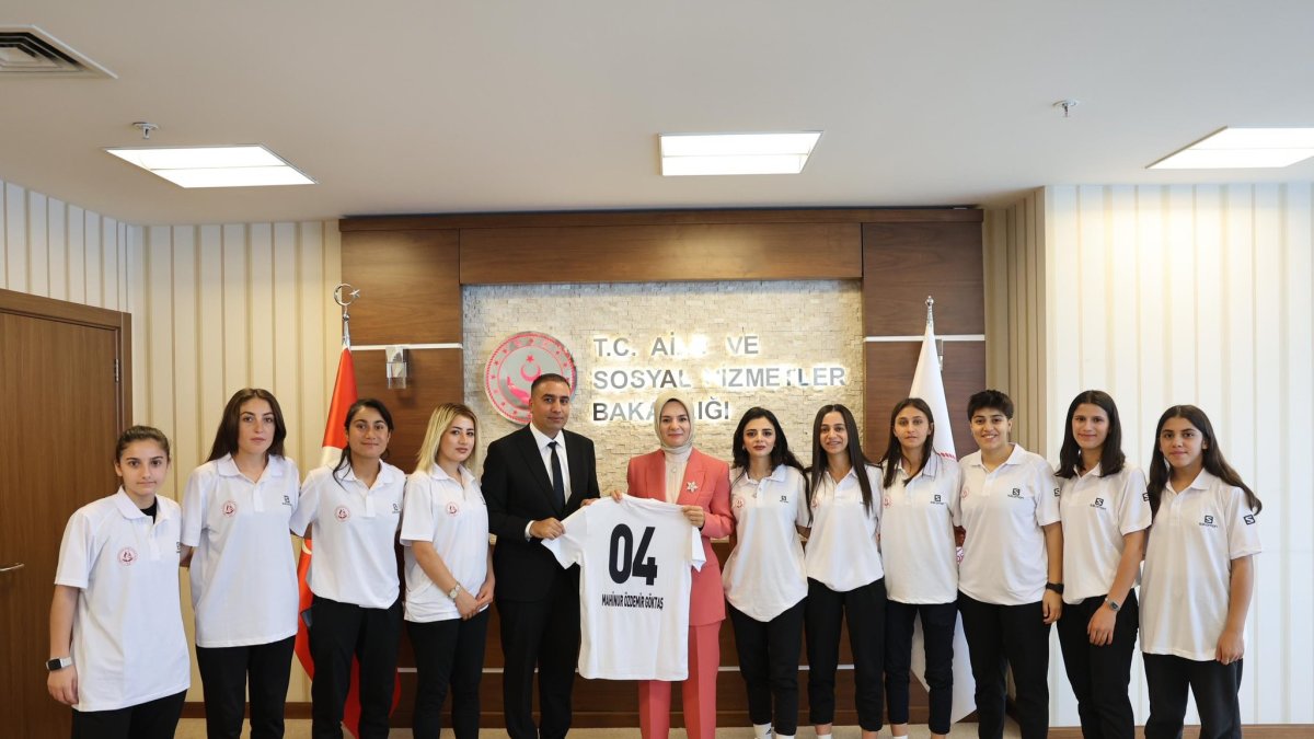 Ağrı Kadın Futbol Takımı, Bakan Göktaş ile bir araya geldi