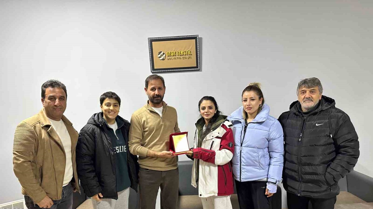 Ağrı Kadın Futbol Takımı'ndan destekçisine teşekkür plaketi