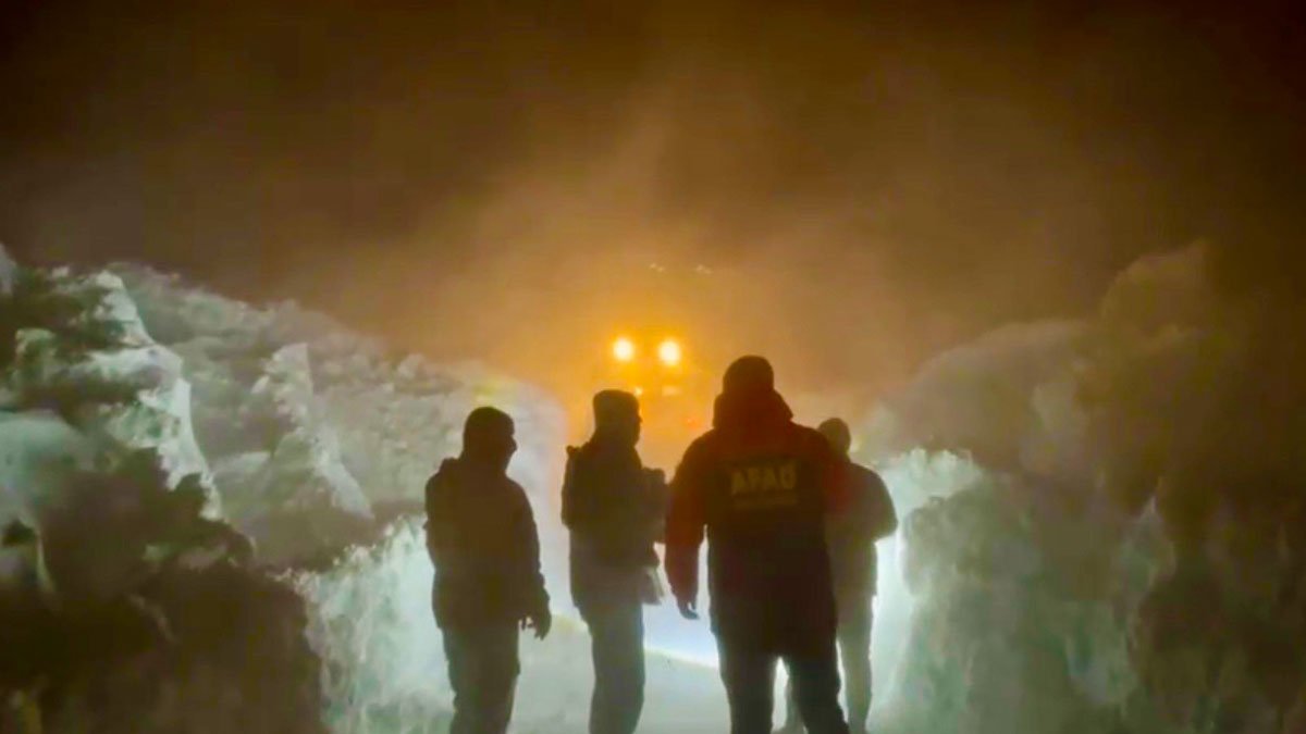 Ağrı-Kağızman kara yolunda tipide mahsur kalan 2 kişi kurtarıldı