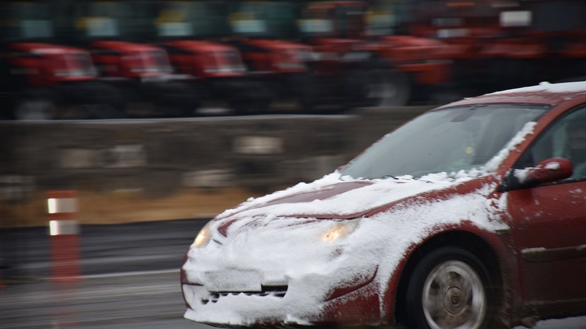 Ağrı kar yağışıyla yeniden beyaza büründü