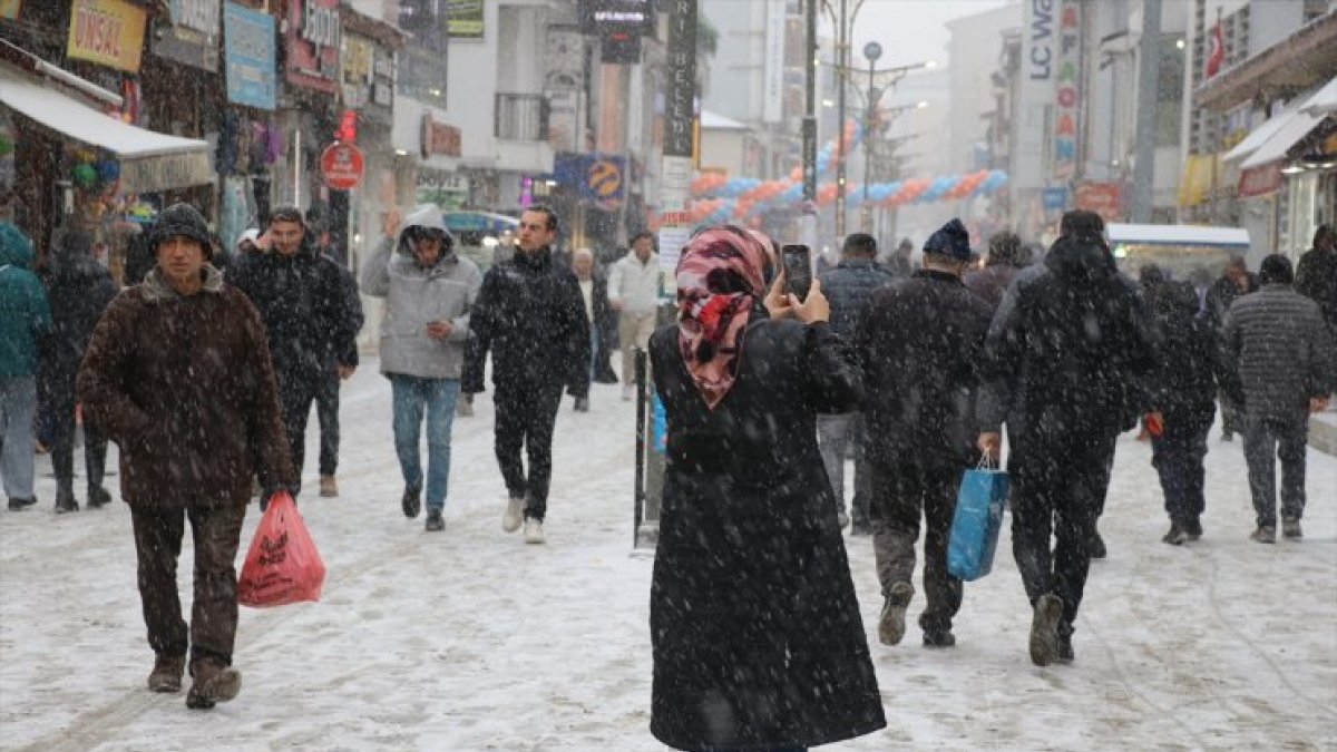 Ağrı kar yağışıyla yeniden beyaza büründü