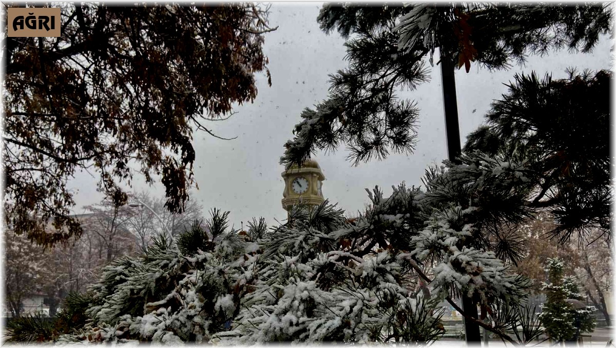 Ağrı mevsimin ilk karıyla beyaza büründü