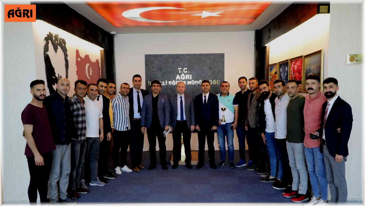 Ağrı Milli Eğitim Müdürü Hasan Kökrek, bölge birincisi olan halk oyunu ekibi ile bir araya geldi