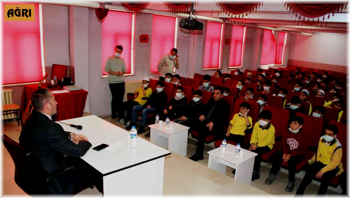 Ağrı Milli Eğitim Müdürü Kökrek, başarılı hafız öğrencilere tablet hediye etti