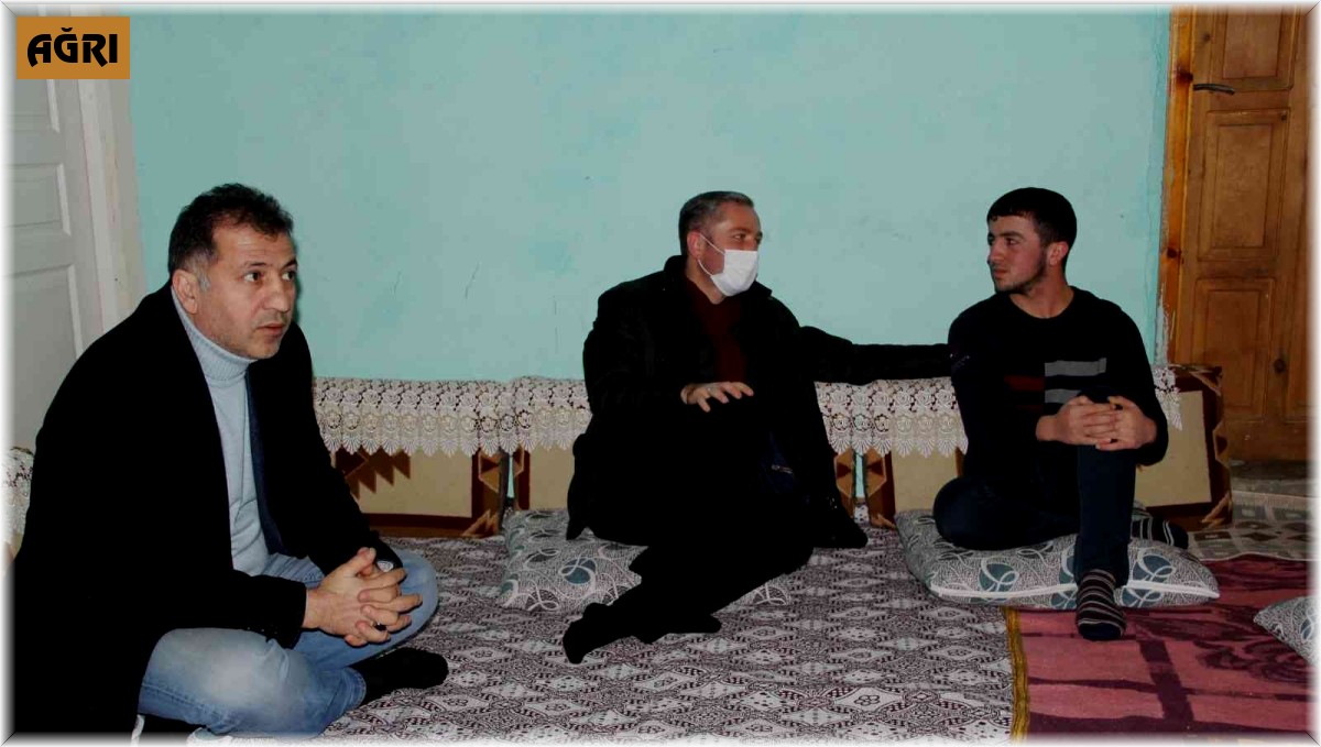 Ağrı Milli Eğitim Müdürü Kökrek, başarılı öğrenciyi evinde ziyaret etti