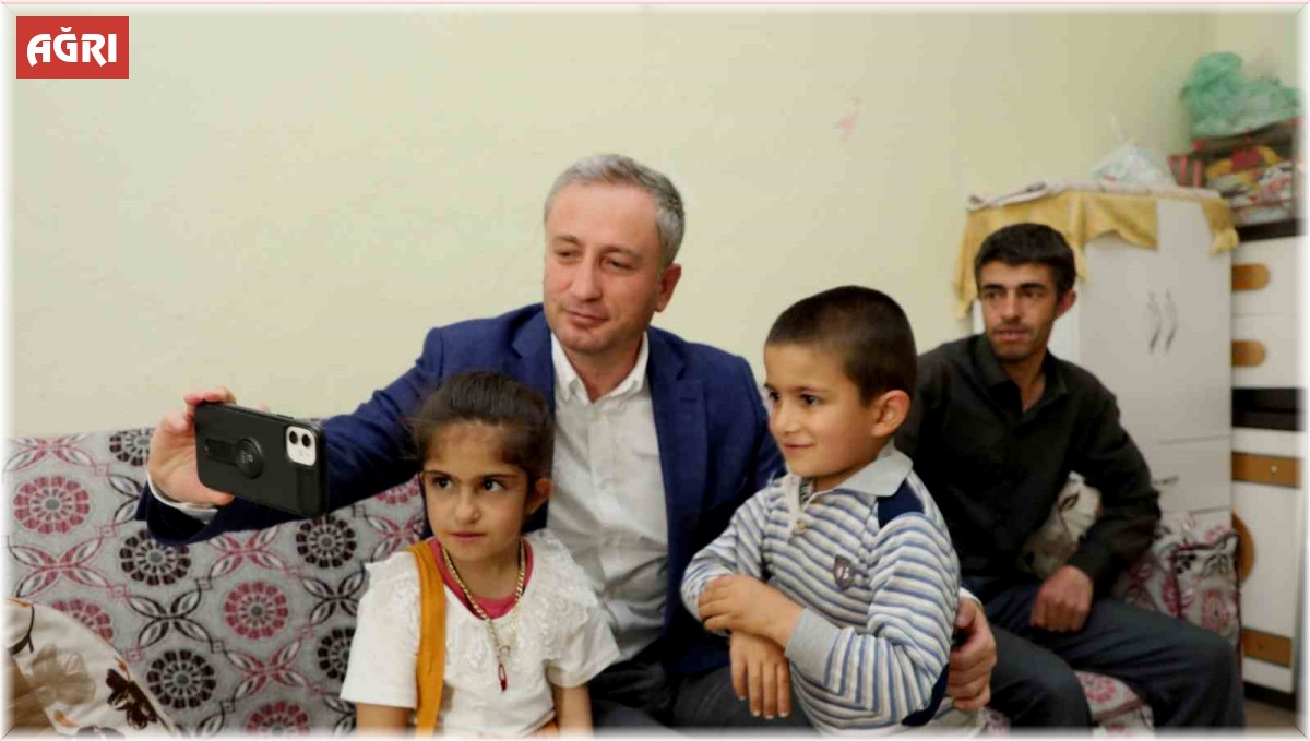 Ağrı Milli Eğitim Müdürü Kökrek, bayramda özel eğitim öğrencisini evinde ziyaret etti