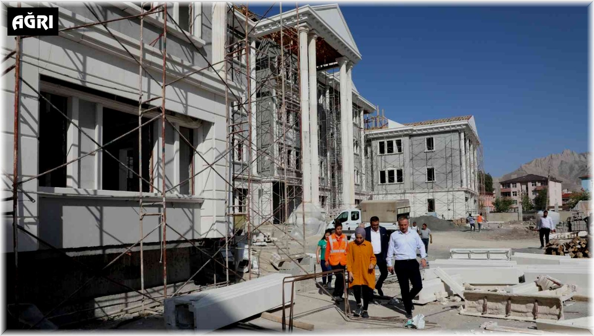 Ağrı Milli Eğitim Müdürü Kökrek, Doğubayazıt'taki okul inşaatlarını inceledi
