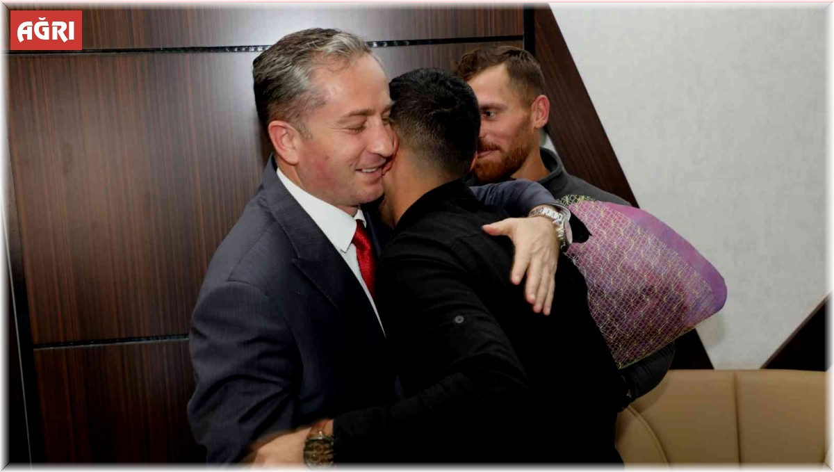 Ağrı Milli Eğitim Müdürü Kökrek'e, Siirt'teki öğrencilerinden sürpriz kutlama