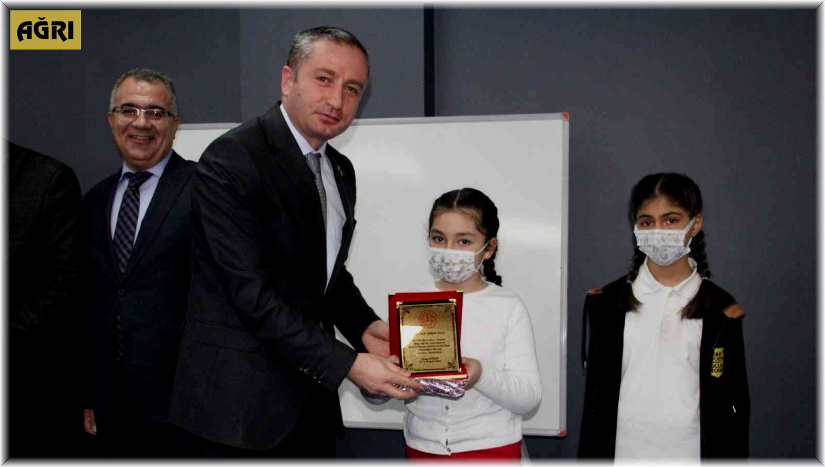 Ağrı Milli Eğitim Müdürü Kökrek, en çok kitap okuyan öğrencilerin ödüllerini verdi