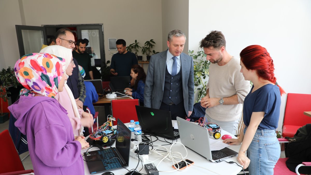 Ağrı Milli Eğitim Müdürü Kökrek, geleceğin bilim adamlarının ürettiği robotları inceledi