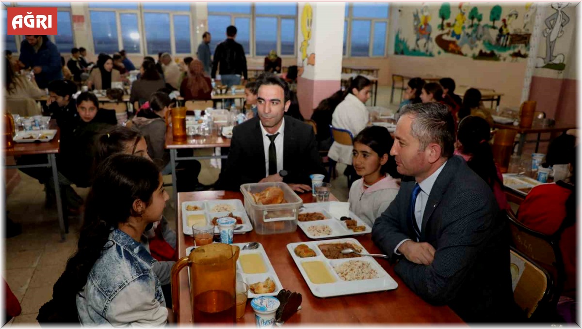 Ağrı Milli Eğitim Müdürü Kökrek, iftarını açtığı öğrencilerin sinema talebini geri çevirmedi