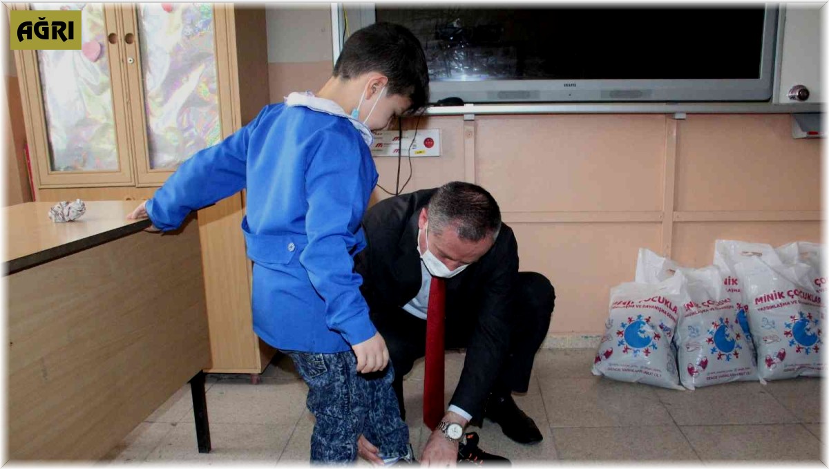 Ağrı Milli Eğitim Müdürü Kökrek, ihtiyaç sahibi öğrencilere bot ve mont yardımlarını dağıttı