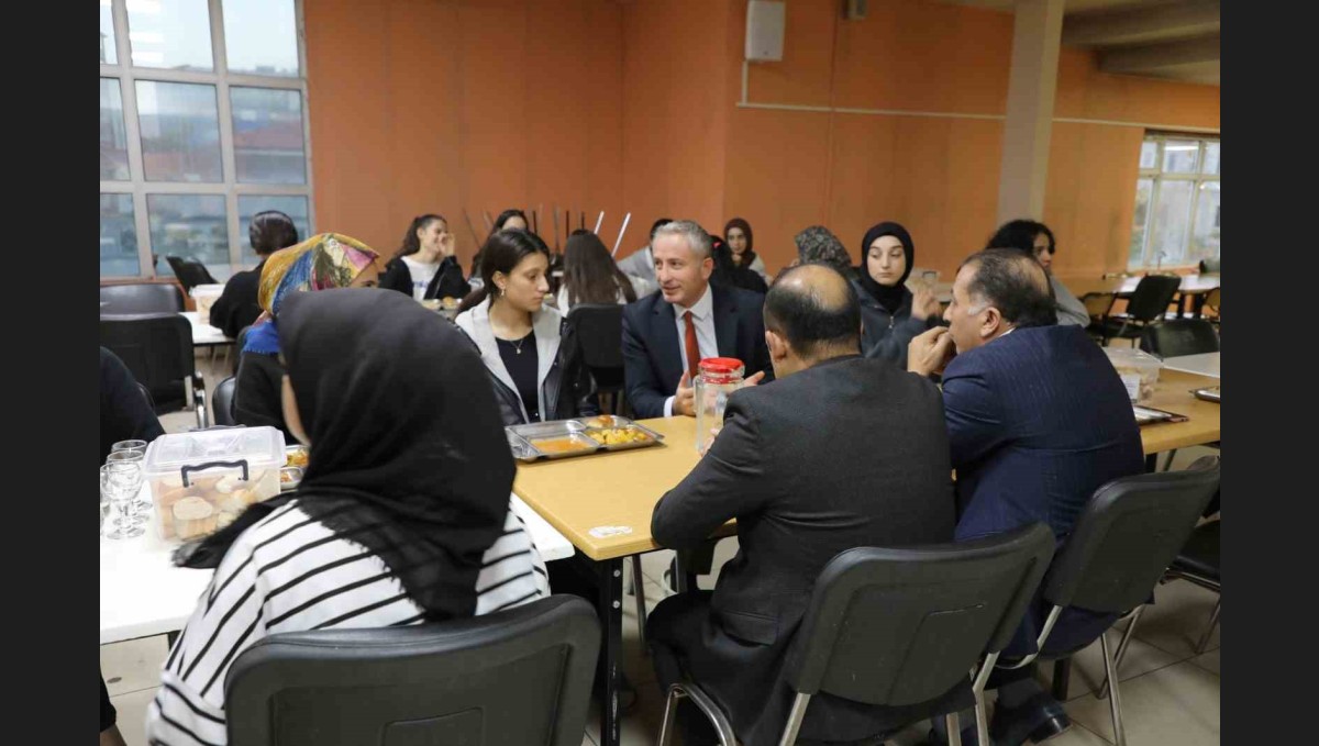 Ağrı Milli Eğitim Müdürü Kökrek, öğrencilerle bir araya geldi