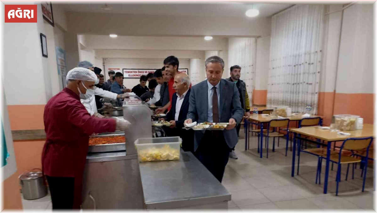 Ağrı Milli Eğitim Müdürü Kökrek, öğrencilerle yemek yedi