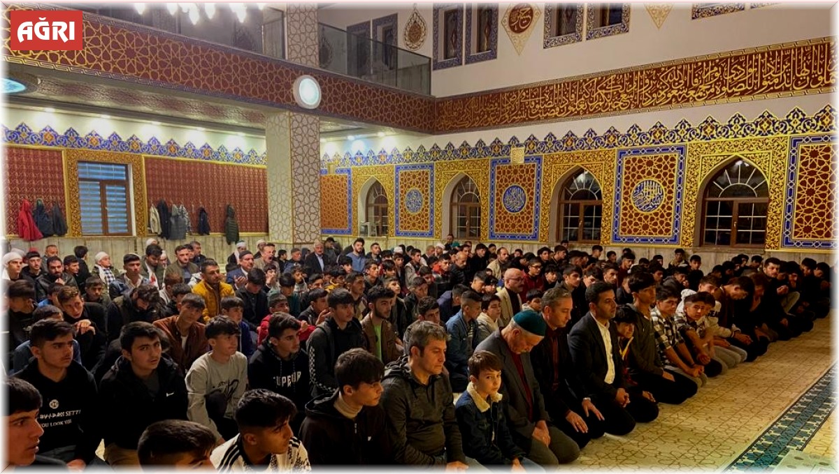 Ağrı Milli Eğitim Müdürü Kökrek, sabah namazında öğrencilerle bir araya geldi