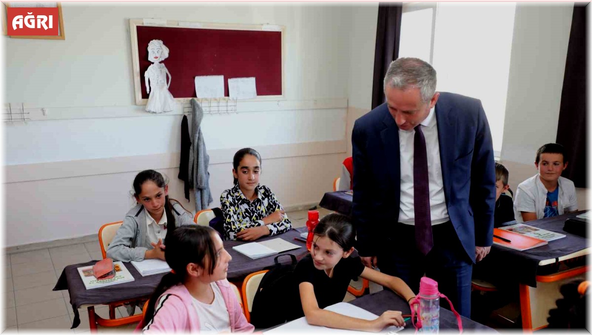 Ağrı Milli Eğitim Müdürü Kökrek, Tezeren'deki okulu inceledi