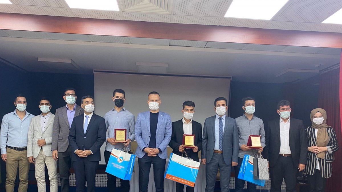 Ağrı Milli Eğitim Müdürü Tekin, dereceye giren öğrencilere ödüllerini verdi