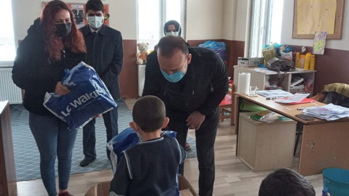 Ağrı Milli Eğitim Müdürü Tekin, ihtiyaç sahibi öğrencilere giyim yardımı dağıttı