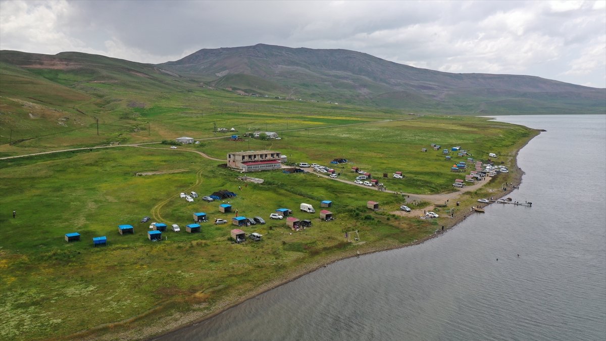 Ağrı'nın 2 bin rakımlı Balık Gölü, doğa tutkunlarını ağırlıyor