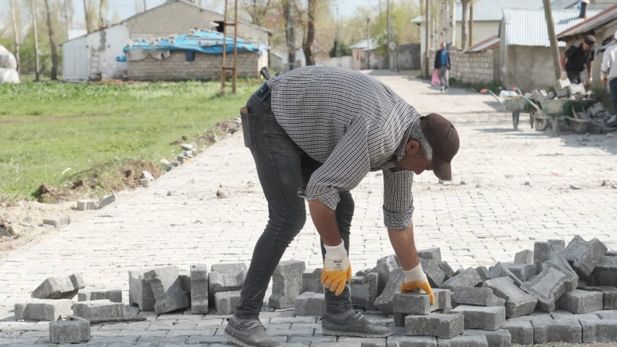 Ağrı'nın Baloluk Köyünde Kilit Parke Çalışmaları Sürüyor