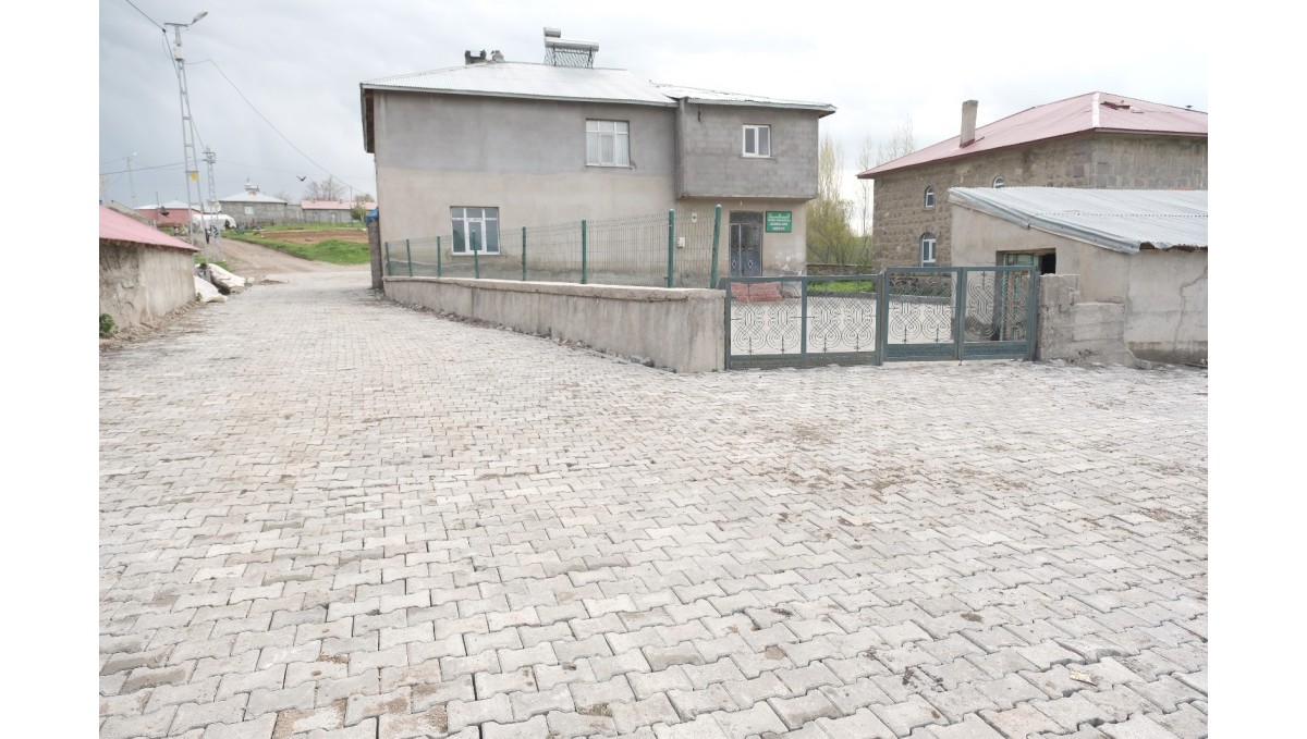 Ağrı'nın Çakıroba köyünde 3.500 metrekarelik kilit parke taşı çalışması tamamlandı