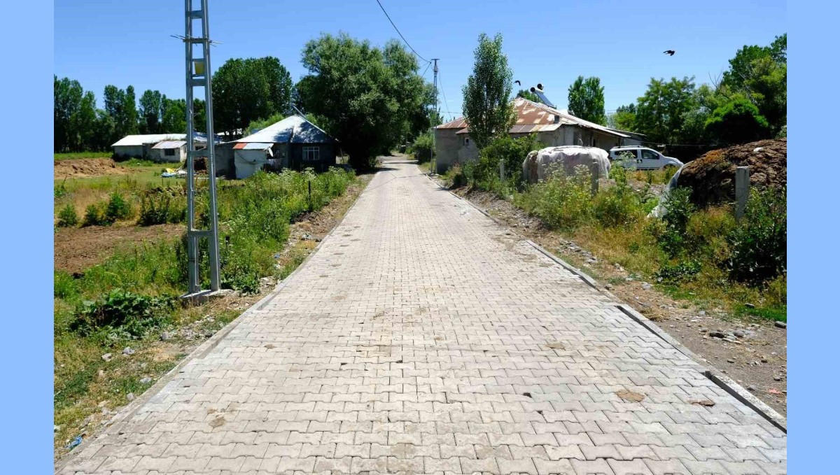 Ağrı'nın Eliaçık köyünde 7 bin metrekare kilit parke çalışması tamamlandı