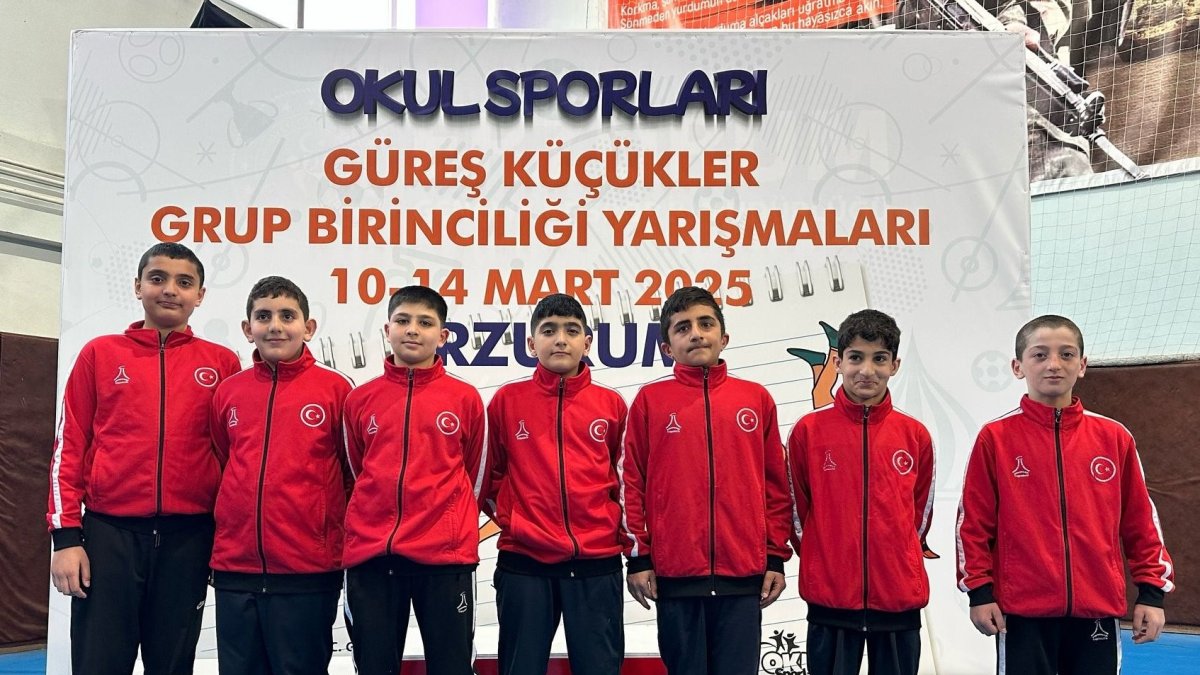 Ağrı'nın genç güreşçileri madalyalarla döndü