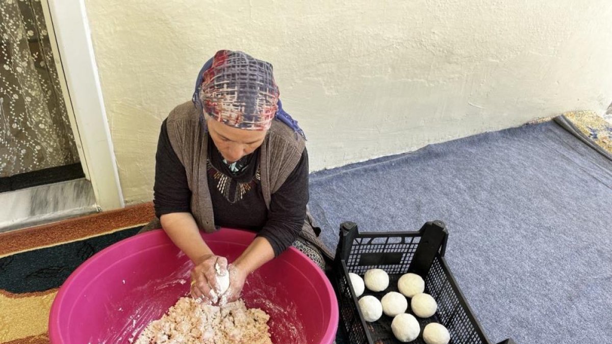 Ağrı'nın lezzetli yöresel yemeği keledoş için "kurut" mesaisi başladı