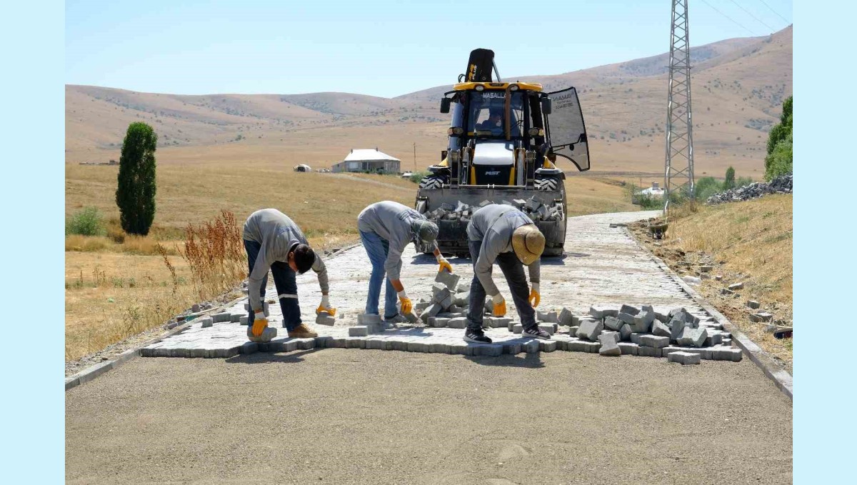 Ağrı'nın Yayla Köyünde 5 Bin Metrekarelik Yol Parke Taşıyla Kaplandı