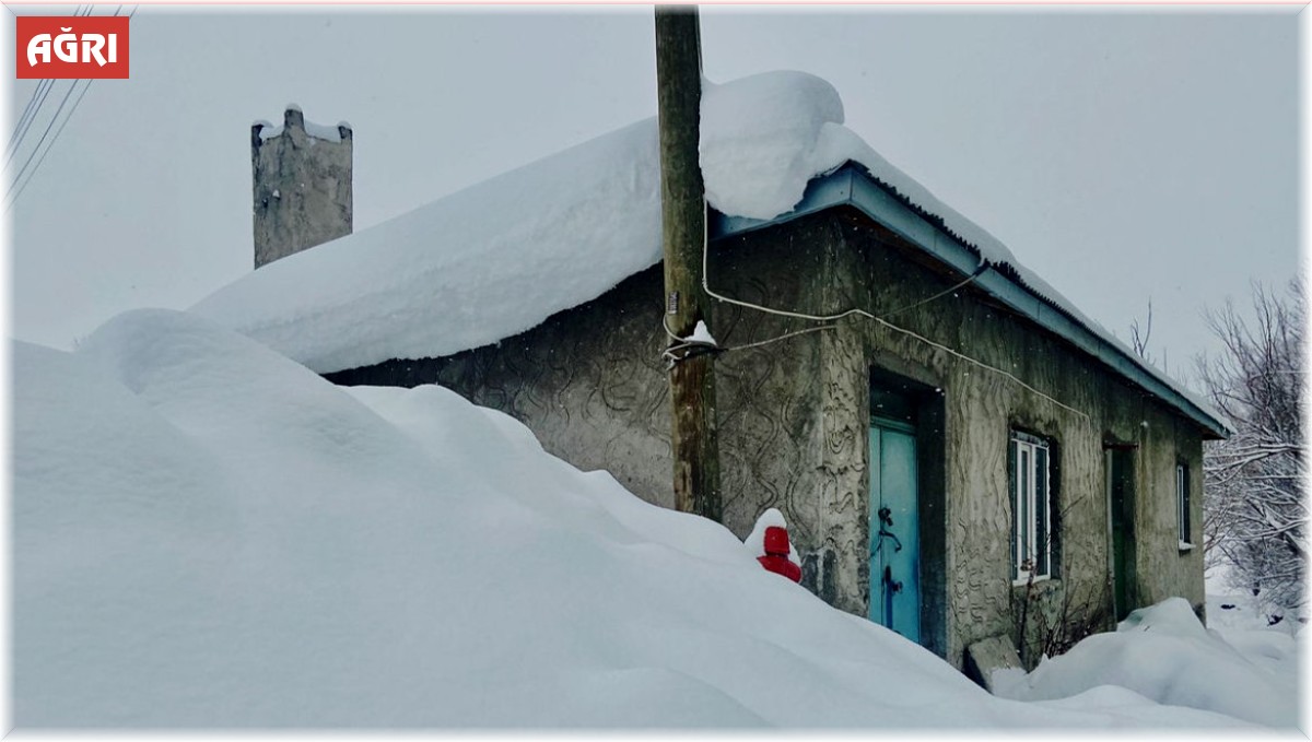 Ağrı'nın yüksek bölgelerinde evler kar altında kaldı