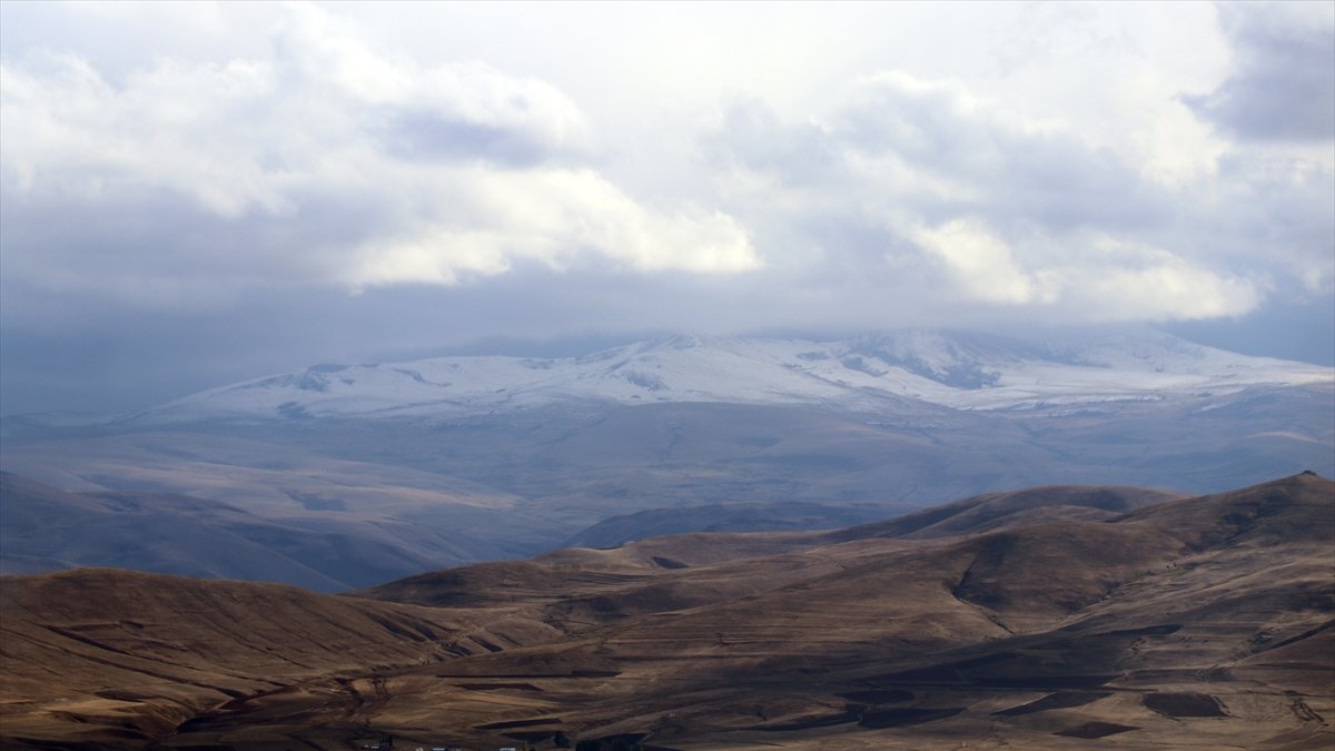 Ağrı'nın yüksek kesimlerine kar yağdı