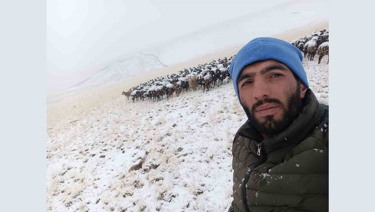 Ağrı'nın Yüksek Kesimlerine Mevsimin İlk Karı Yağdı