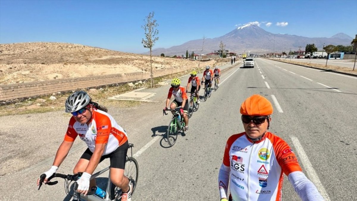 Ağrı Patnos'a Ulaşan Türk ve ABD'li 7 Bisikletli Eğitim İçin 950 Kilometre Pedal Çeviriyor