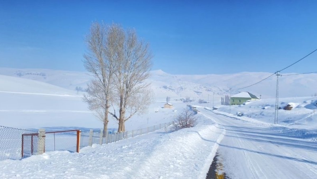 Ağrı Patnos'taki Aşağı Göçmez Köyü Kar Yağışının Ardından Beyaza Büründü