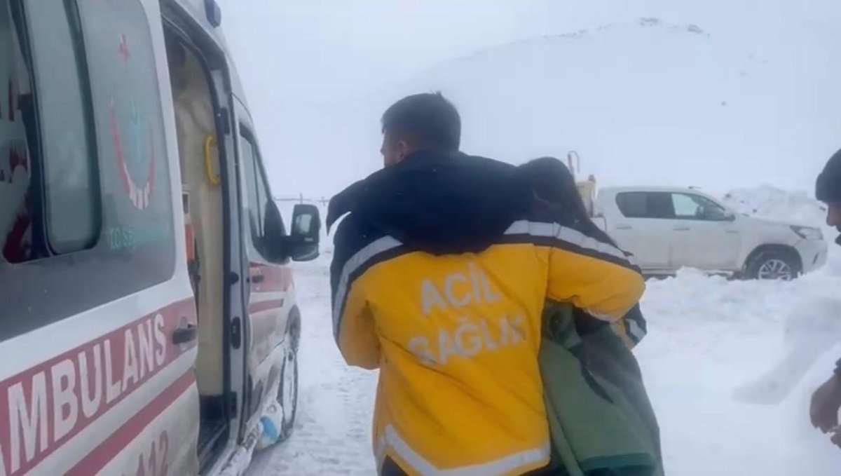 Ağrı Patnos’ta yolu kapanan mezrada hayat kurtaran müdahale: Diyaliz hastası hastaneye ulaştırıldı