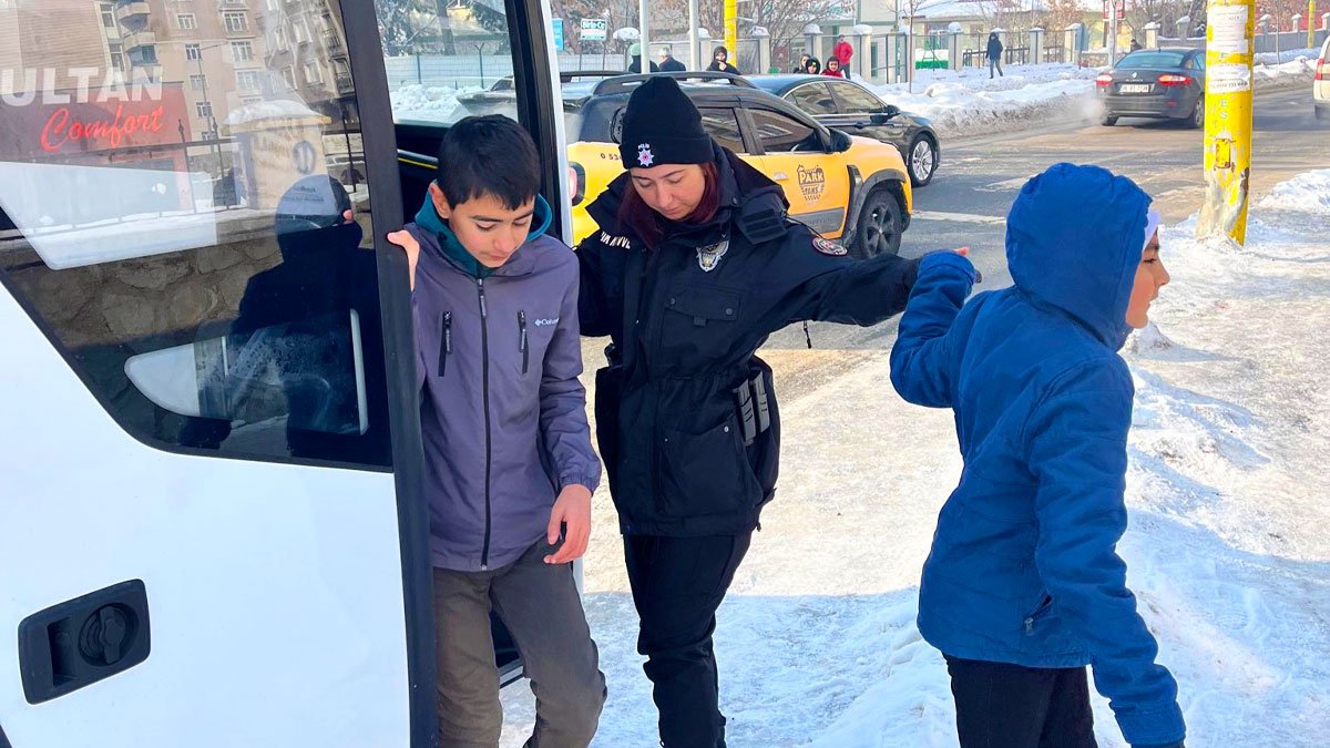 Ağrı polisi okul önlerinde düğmeye bastı: 'Çocuklarımız kırmızı çizgimiz!'