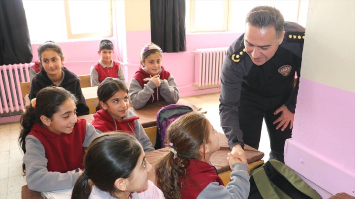 Ağrı polisinden kış mevsiminde köy çocuklarını ısıtan yardım