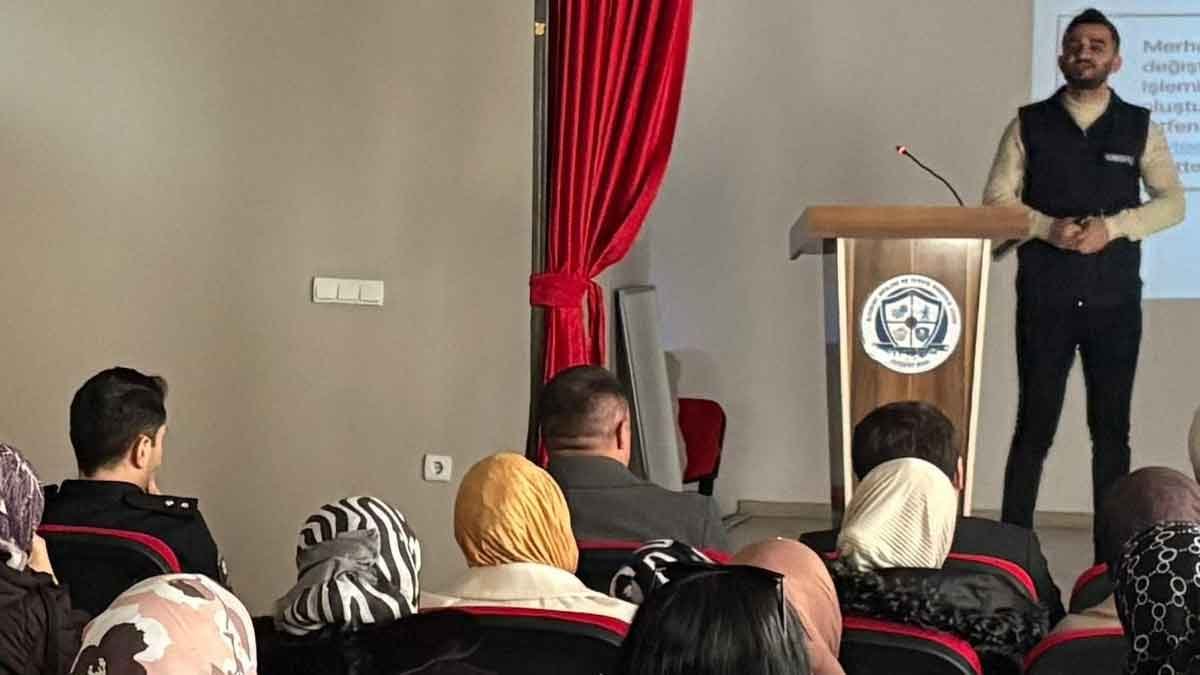 Ağrı Siber Suçlarla Mücadele Şube Müdürlüğü'nden Yaklaşık 80 Kişiye Farkındalık Eğitimi
