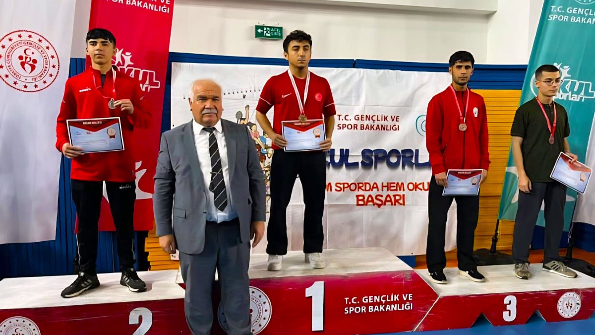 Ağrı Spor Lisesi halterde Türkiye şampiyonu çıkardı, 3 öğrenci derece yaptı