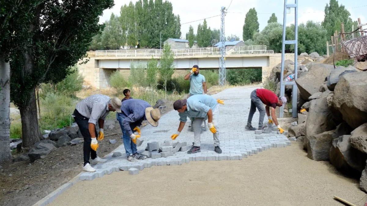 Ağrı Taşlıçay Aşağıtoklu Köyü’nde yollar kilit parke ile yenilendi