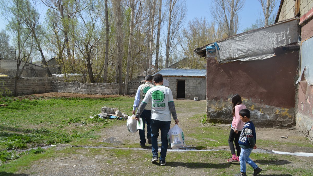 Ağrı Umut Kervanı yüzlerce aileye yardım ulaştırdı, yetim çocukları bayram öncesi sevindirdi