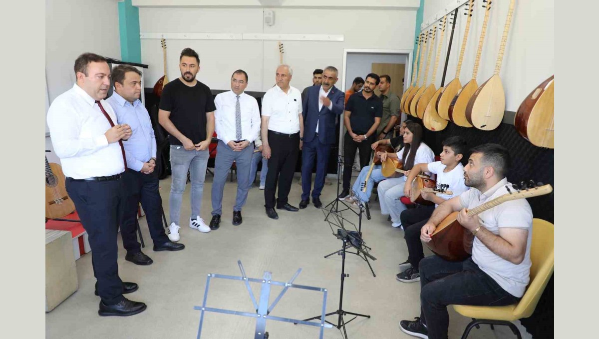 Ağrı Vali Yardımcısı Karataş, Eleşkirt Gençlik Merkezini ziyaret etti