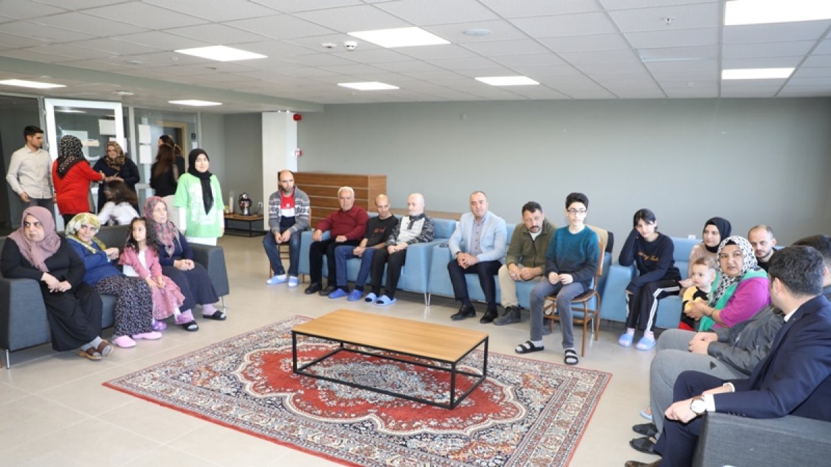 Ağrı Vali Yardımcısı Şenkon, Depremzedelerle Bayramlaştı